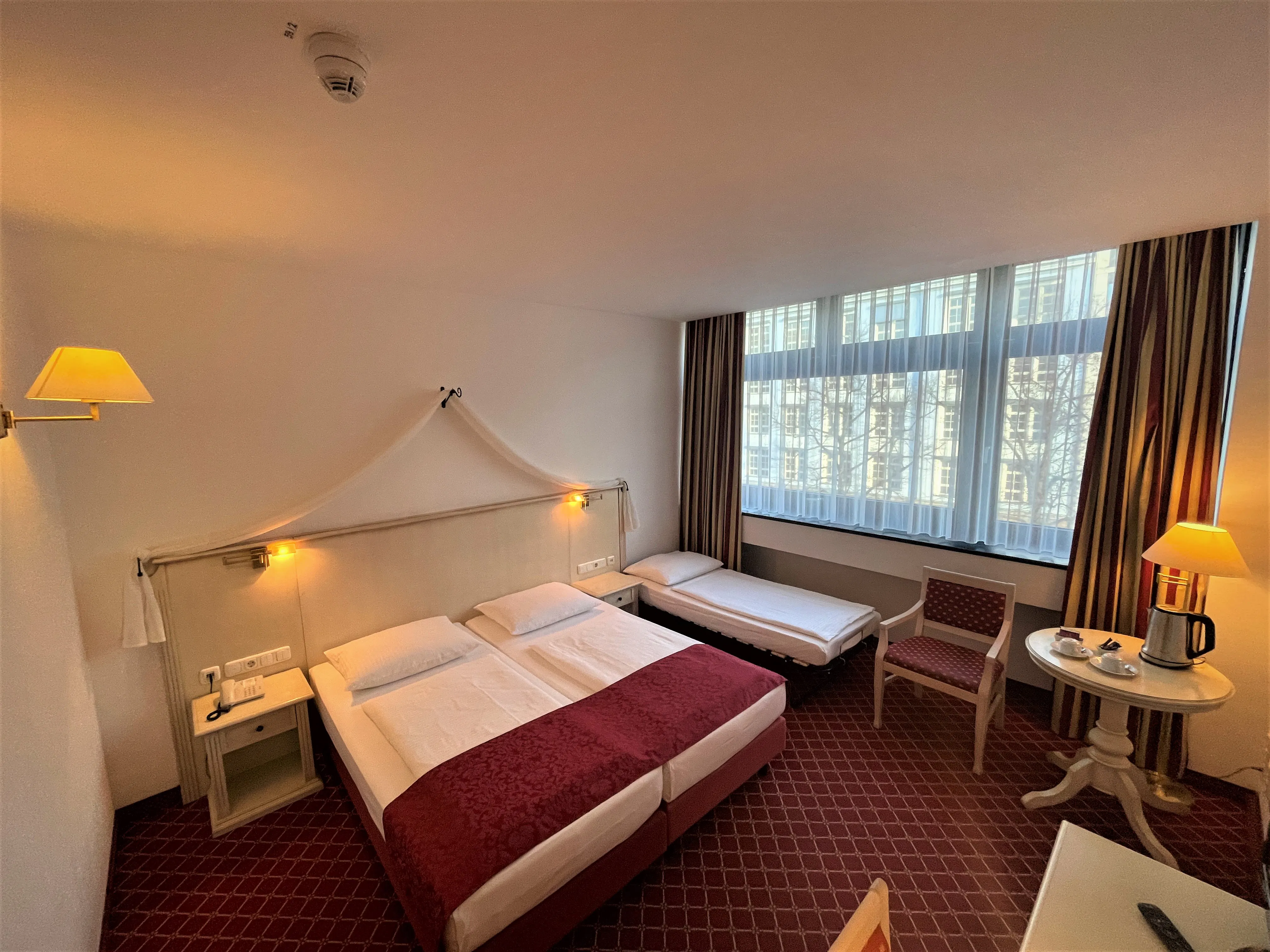 TRIPLE ROOM