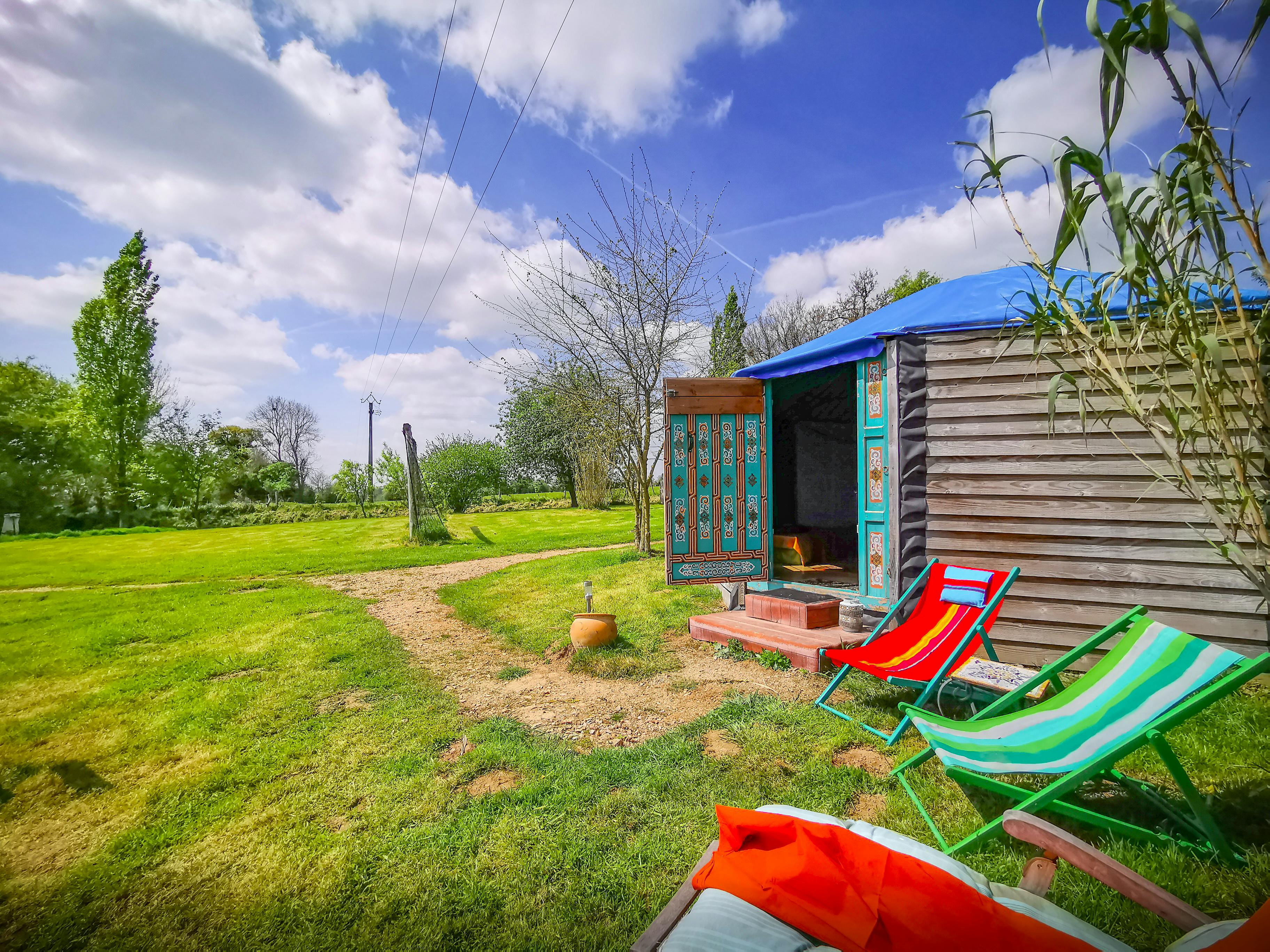 Extérieur de la yourte ciel contemporaine. Vue sur terrasse et jardin.