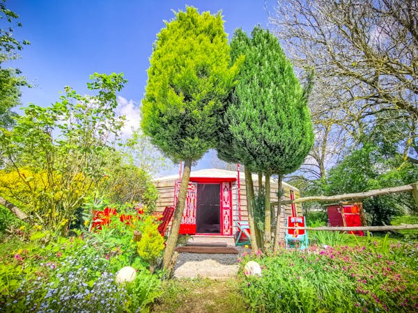 Extérieur de la yourte rouge, vue sur l'entrée.