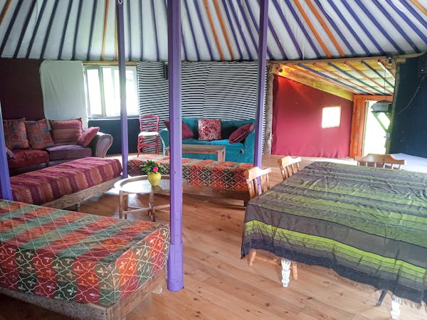 Au-Bonheur-Nomade-Intérieur de la yourte contemporaine Giant de 88m²