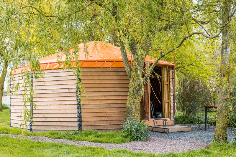 Au-Bonheur-Nomade-Yourte-Orange-28m²-Extérieur-Vacances-insolites-famille-1