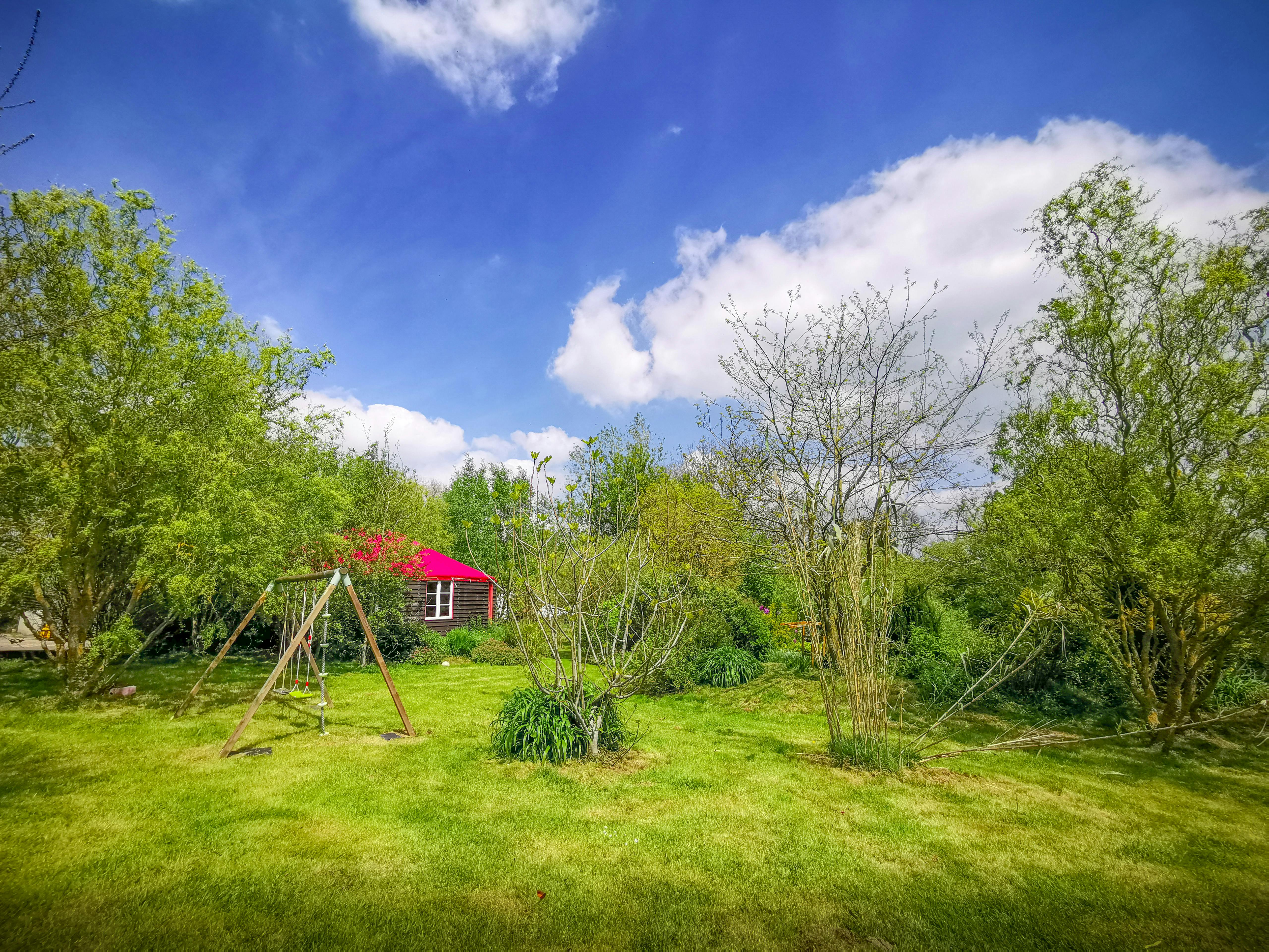Extérieur de la yourte contemporaine géante, vue sur son jardin.