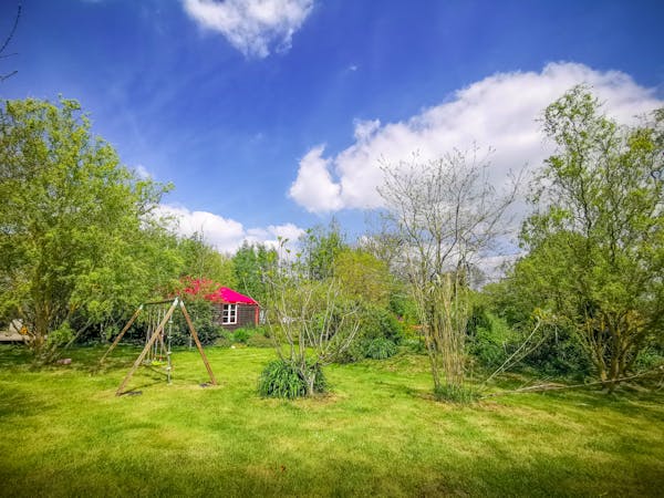 Extérieur de la yourte contemporaine géante, vue sur son jardin.