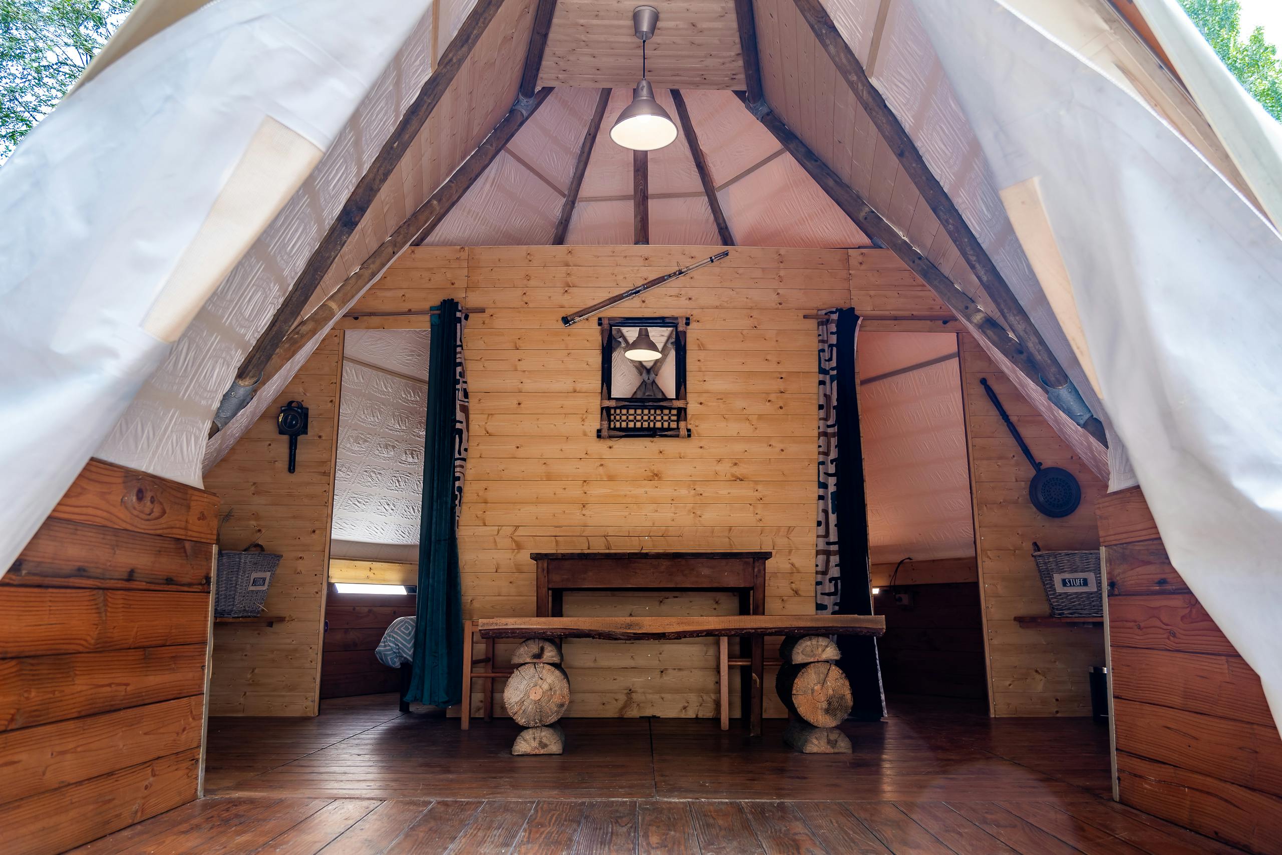 Au-Bonheur-Nomade - vue intérieure du tipi trappeur, du salon et de sa décoration rustique