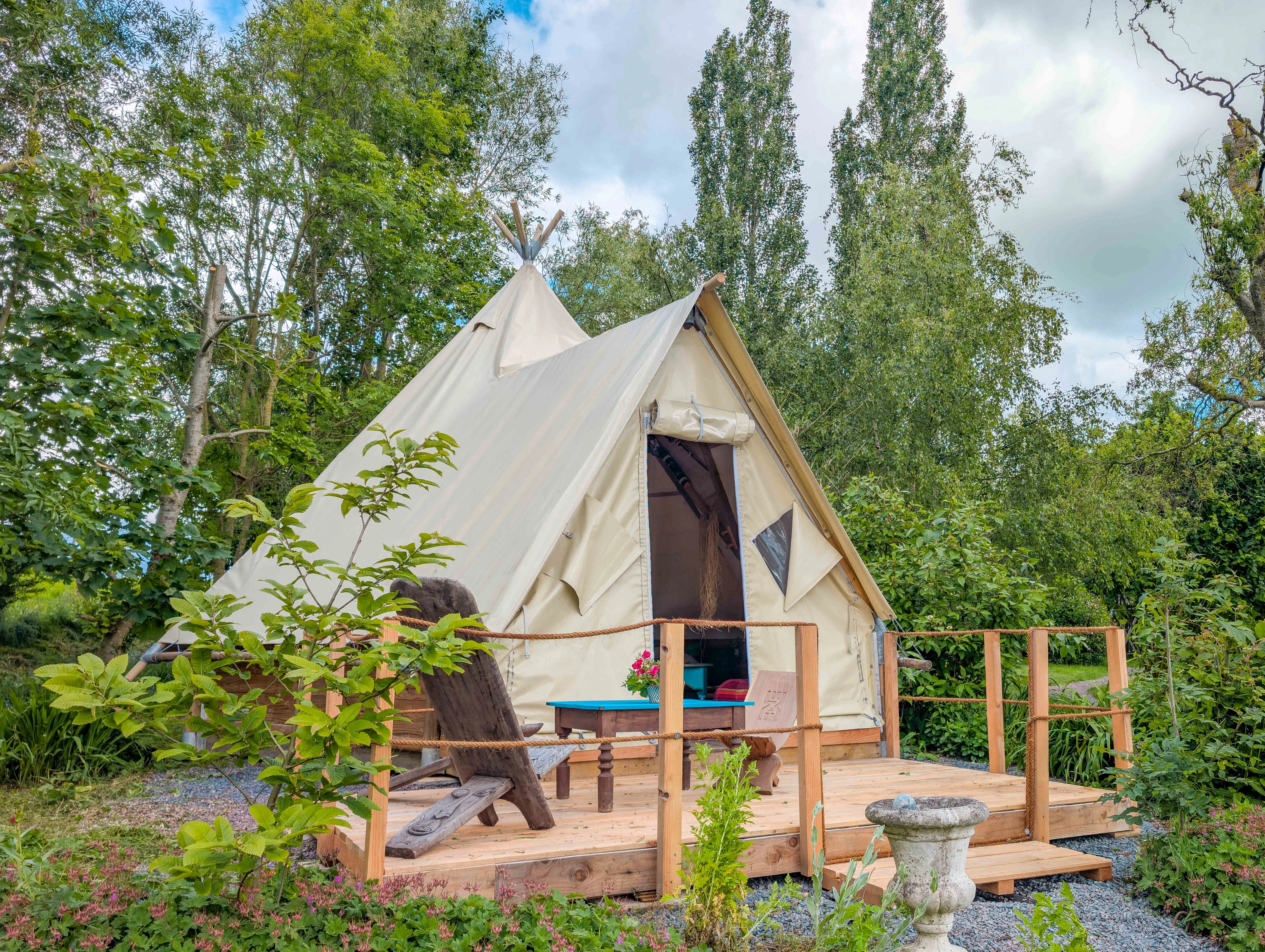 Au-Bonheur-Nomade - vue exterieure du Tipi Trappeur