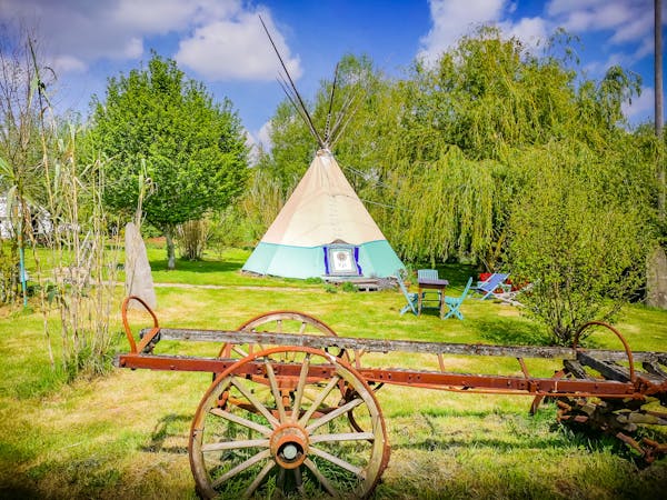Extérieur tipi, vue sur son jardin et terrasse.