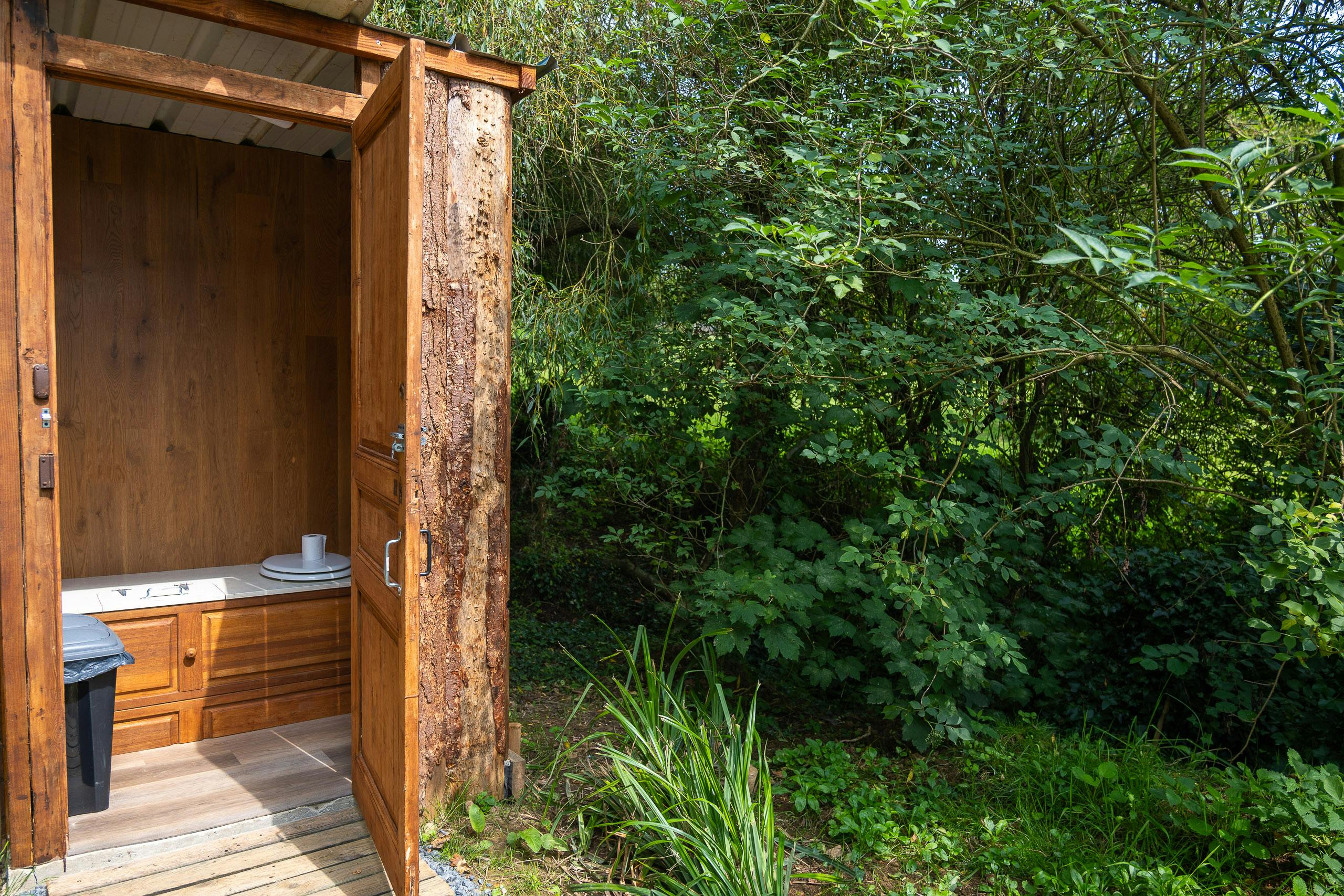 Au-Bonheur-Nomade - vue des toilettes sèches privatives du tipi trappeur