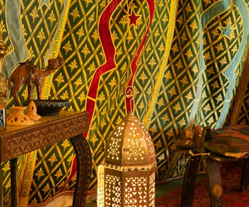 Intérieur Tente caidale marocaine. Vue sur le mobilier typique.