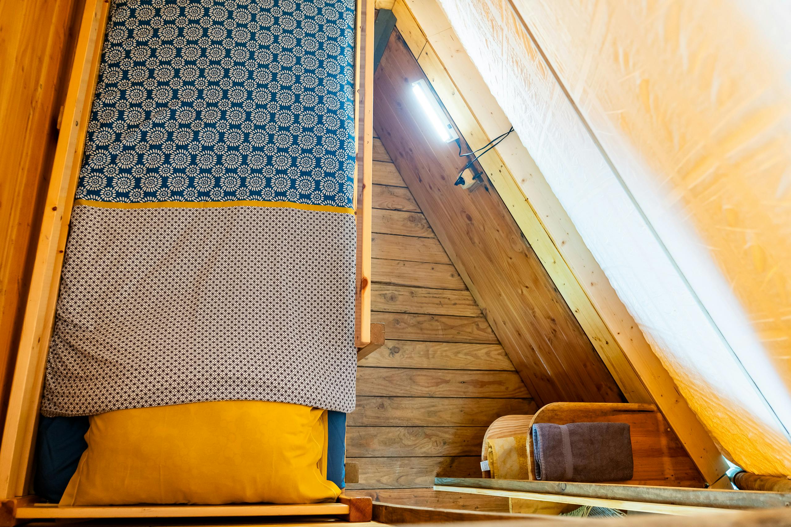 Au-Bonheur-Nomade - vue intérieure du tipi trappeur, de la chambre enfant constituée de 2 lits superposés