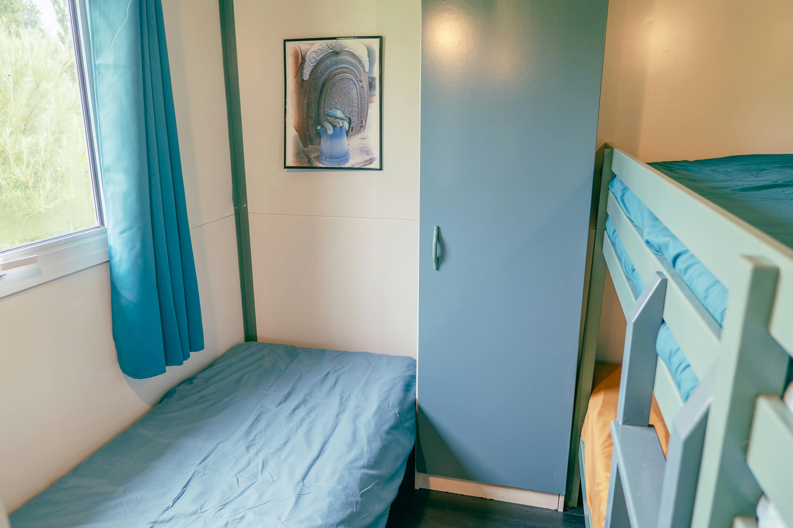 Au-Bonheur-Nomade - vue intérieure de la chambre enfant du chalet marron. 3 lits simples