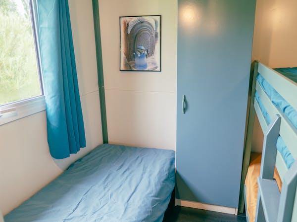 Au-Bonheur-Nomade - vue intérieure de la chambre enfant du chalet marron. 3 lits simples