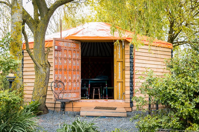 Au-Bonheur-Nomade-Yourte-Orange-28m²-Extérieur-Vacances-insolites-famille-1