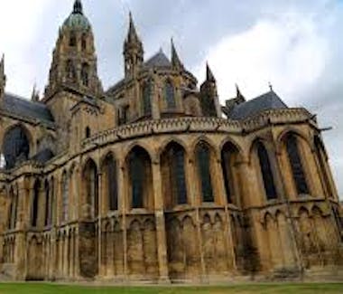 Cathédrale de Bayeux à 20 minutes d'Au Bonheur Nomade.