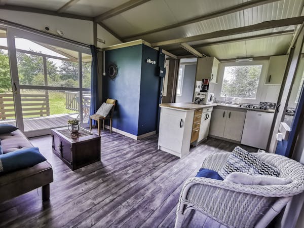 Chalet Orange 6 couchages - Au Bonheur Nomade - Salon avec canapé salle à manger et cuisine équipé