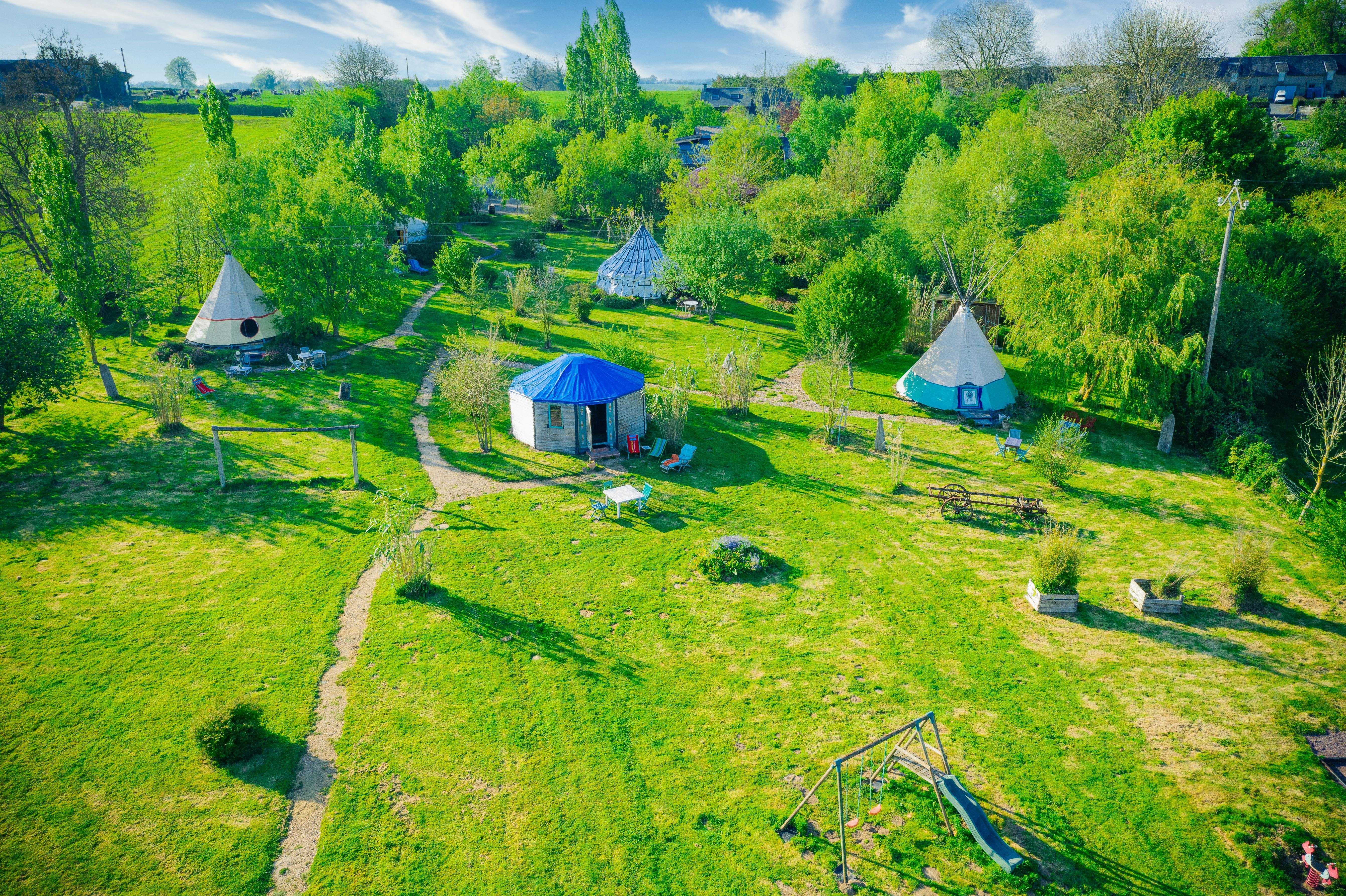 Vue aérienne sur une partie du domaine. Yourtes, tipis et tente caïdale.
