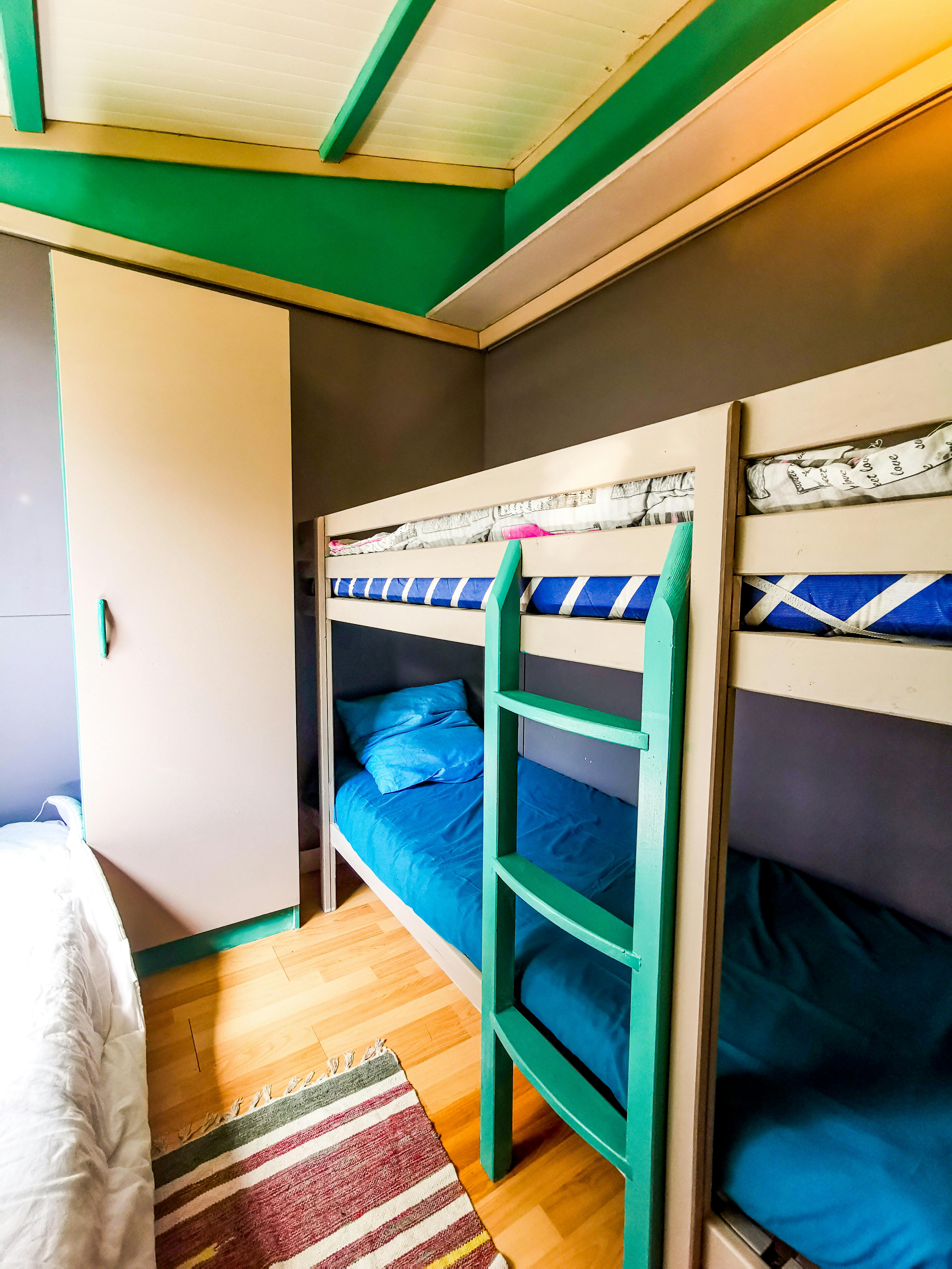 Intérieur du chalet, trois lits dont un superposé.