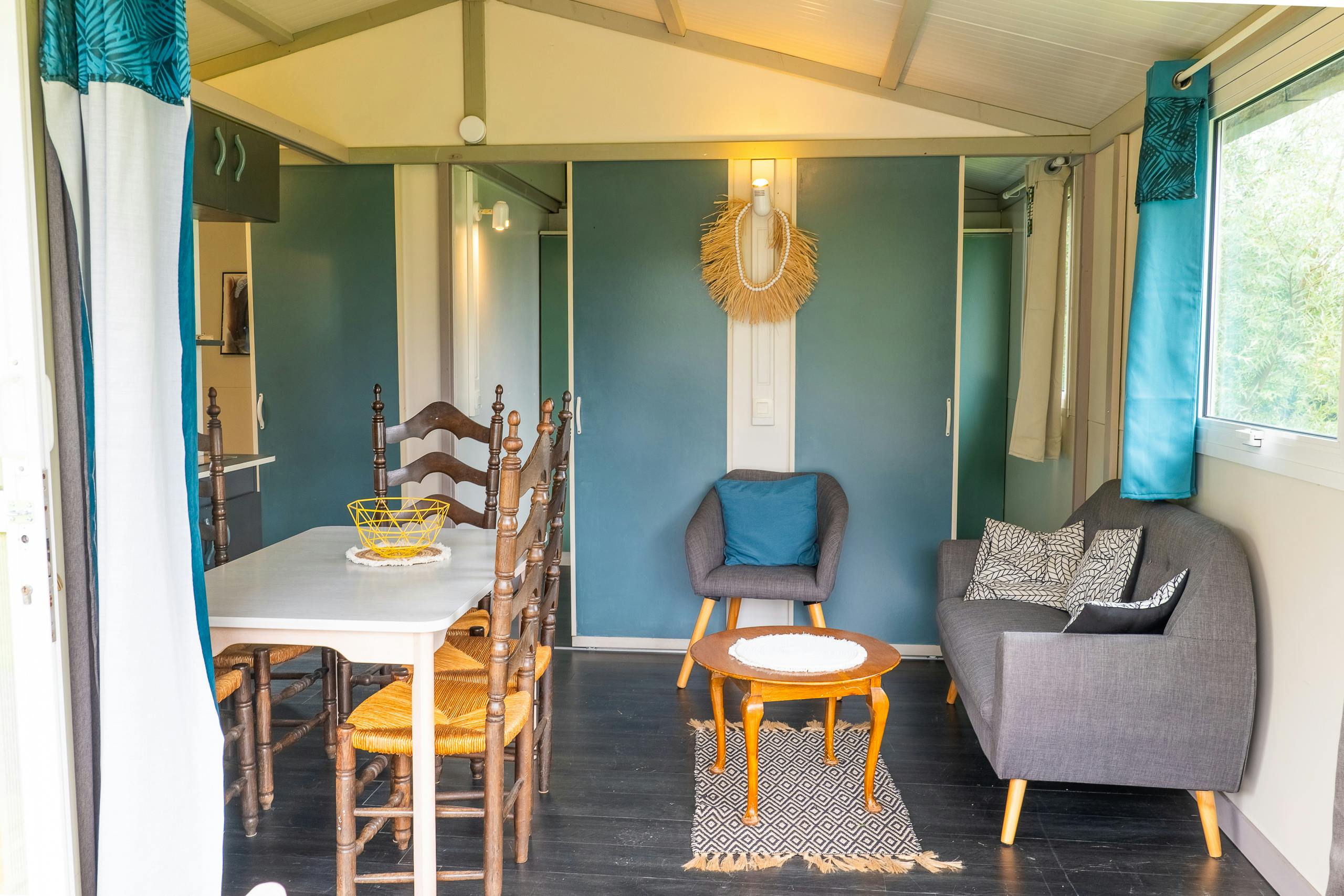 Au-Bonheur-Nomade - vue intérieure du salon et de la salle à manger du chalet marron