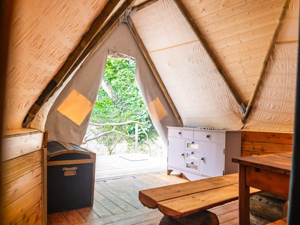 Au-Bonheur-Nomade - vue intérieure du tipi trappeur, de la terrasse et du salon. Banc rustique fait maison