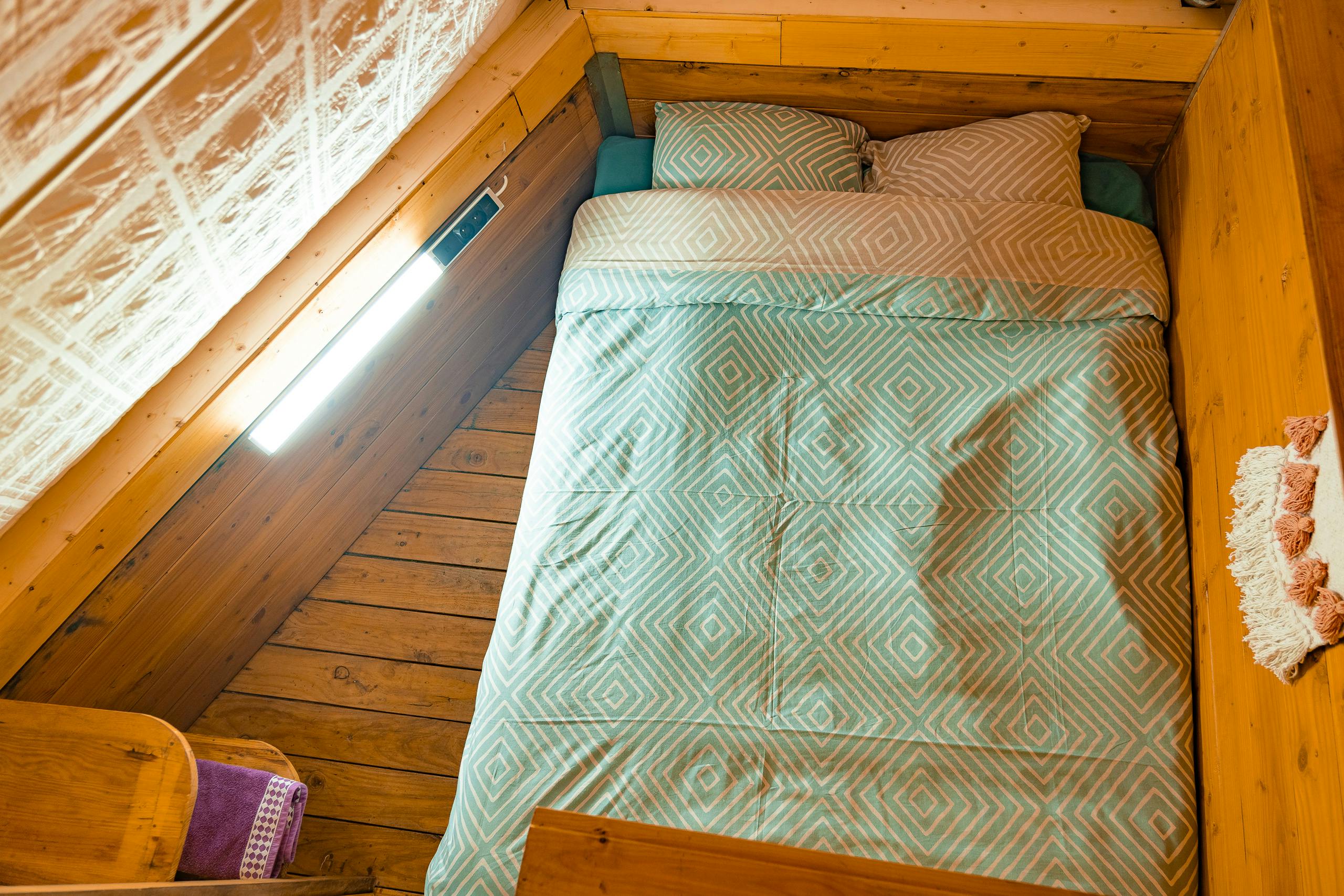 Au-Bonheur-Nomade - vue intérieure du tipi trappeur, de la chambre parents constituée d'un lit double