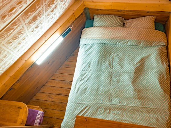 Au-Bonheur-Nomade - vue intérieure du tipi trappeur, de la chambre parents constituée d'un lit double