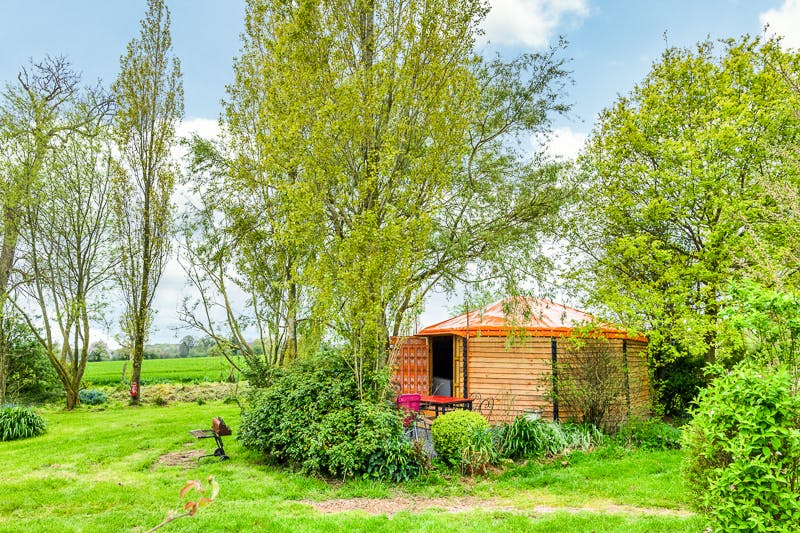 Au-Bonheur-Nomade-Yourte-Orange-28m²-Extérieur-Vacances-insolites-famille-1