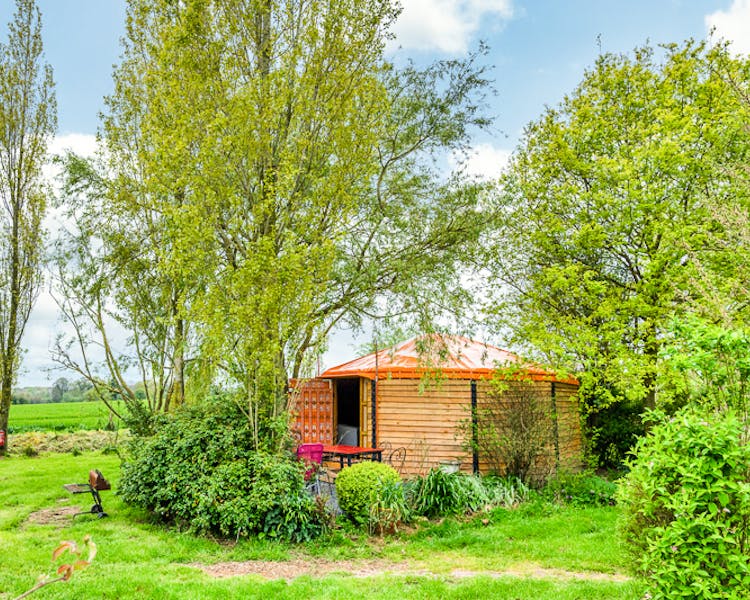Au-Bonheur-Nomade-Yourte-Orange-28m²-Extérieur-Vacances-insolites-famille-1