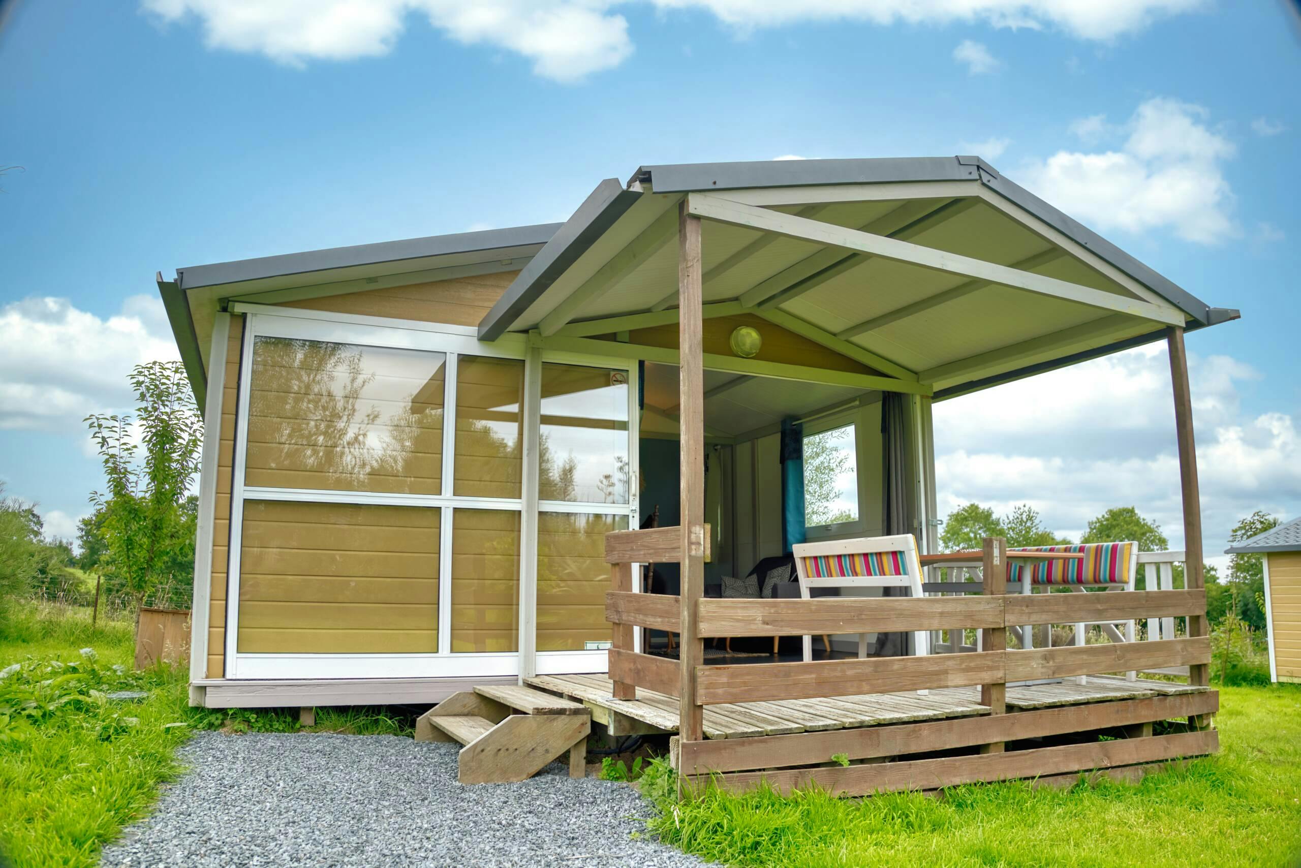 Au-Bonheur-Nomade - vue extérieure du Chalet Marron avec la terrasse et ses chaises