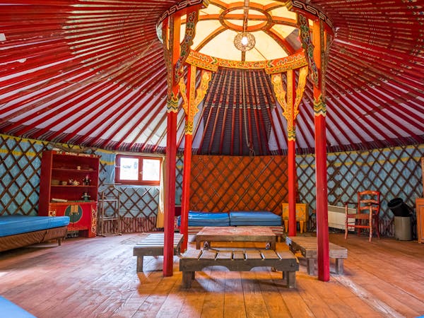 Au-Bonheur-Nomade-Yourte-Rouge-50m²-Intérieur-Vacances-insolites-famille-1