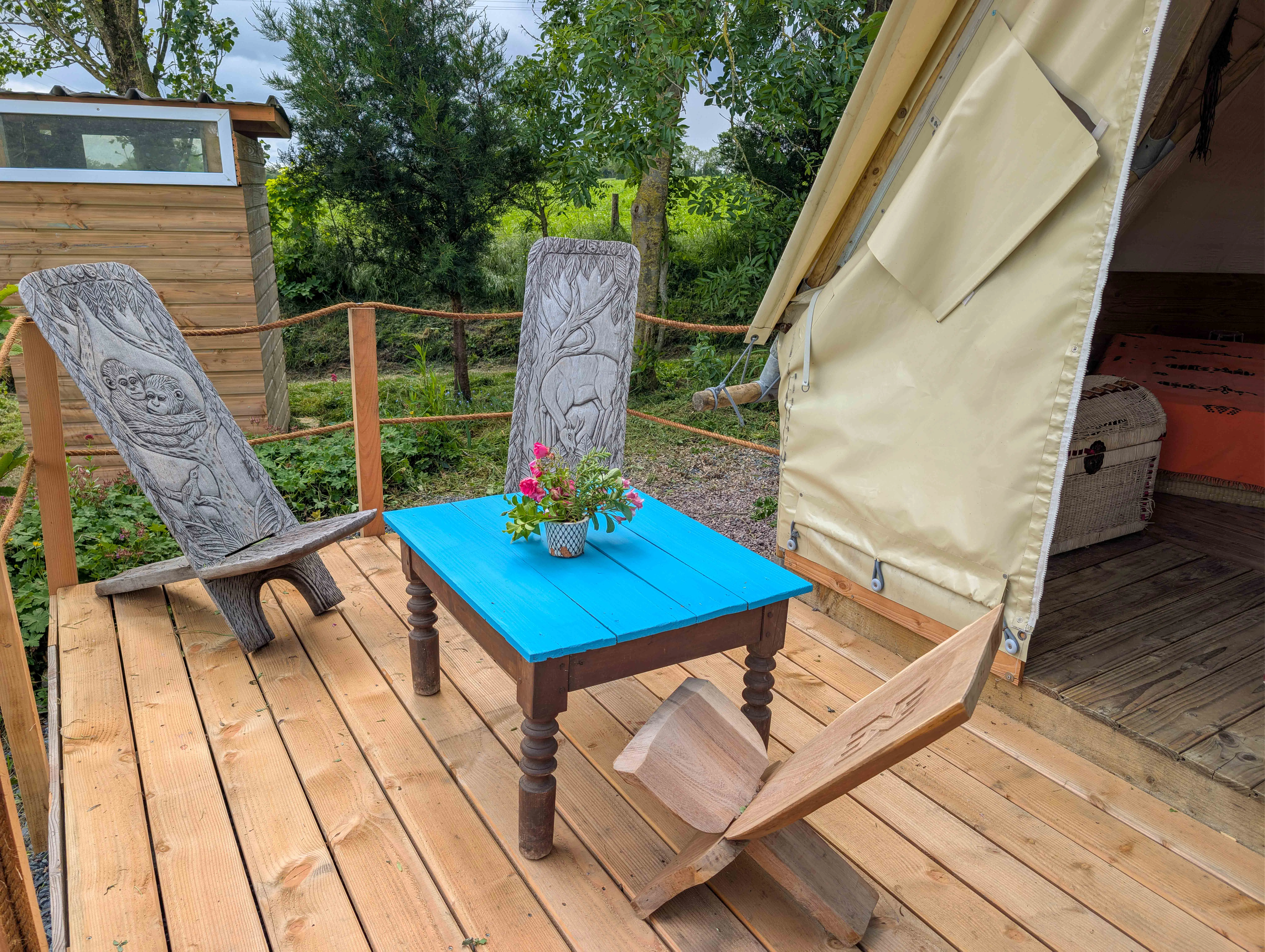 Au-Bonheur-Nomade - vue de la terrasse du tipi trappeur 3 places