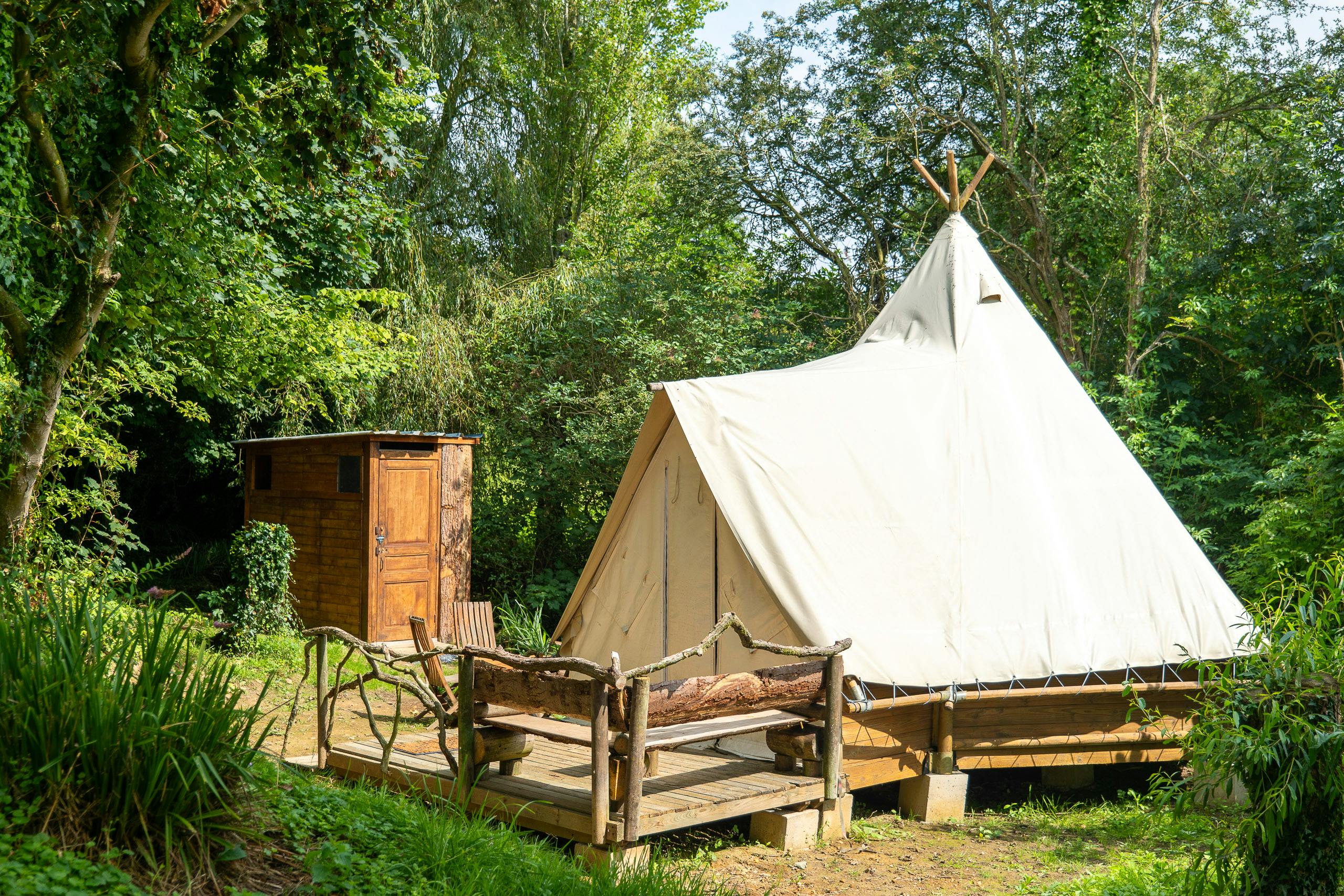 Au-Bonheur-Nomade - vue extérieure du tipi trappeur, de la terrasse et des toilettes sèches privatives.