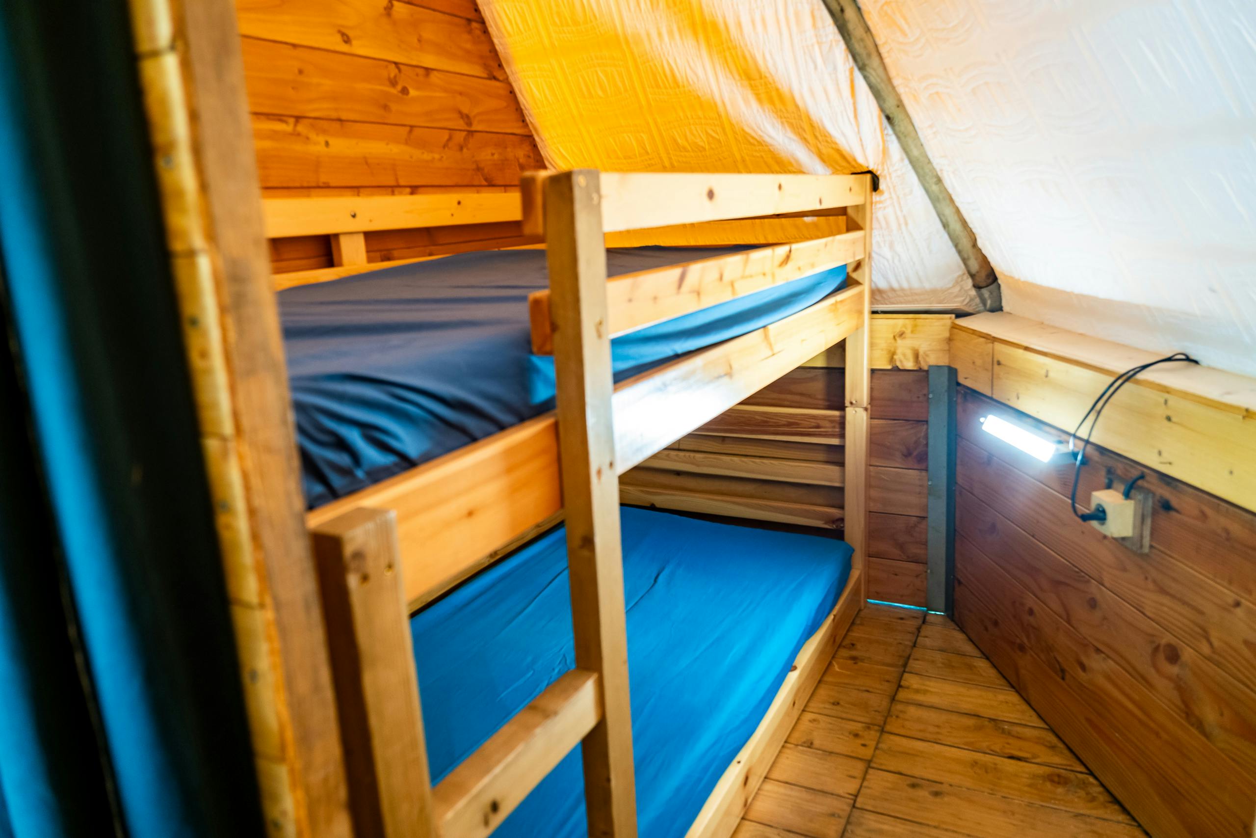Au-Bonheur-Nomade - vue de côté intérieure du tipi trappeur, de la chambre enfant constituée de 2 lits superposés
