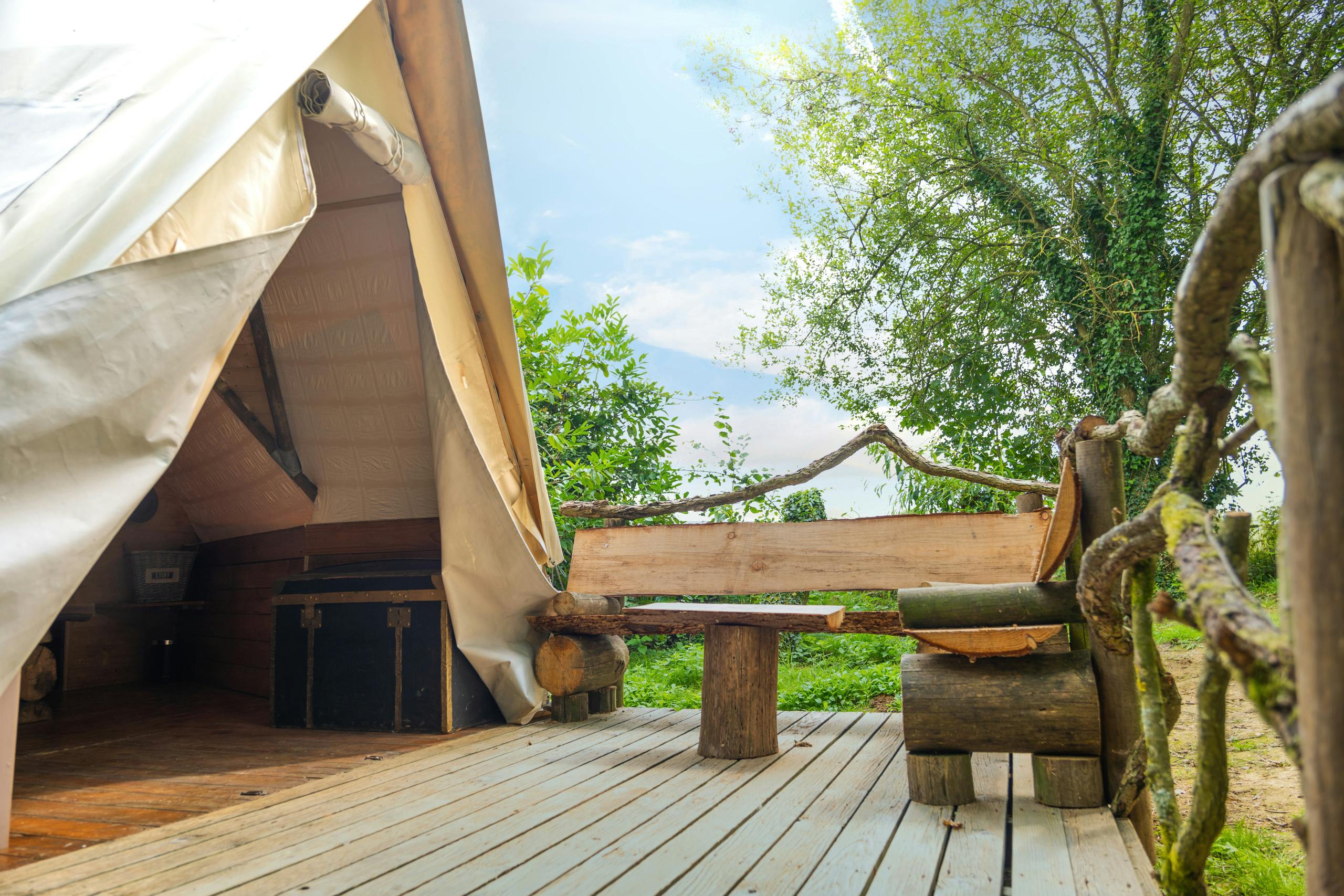 Au-Bonheur-Nomade - vue extérieure sur la terrasse et le mobilier de jardin du tipi trappeur,