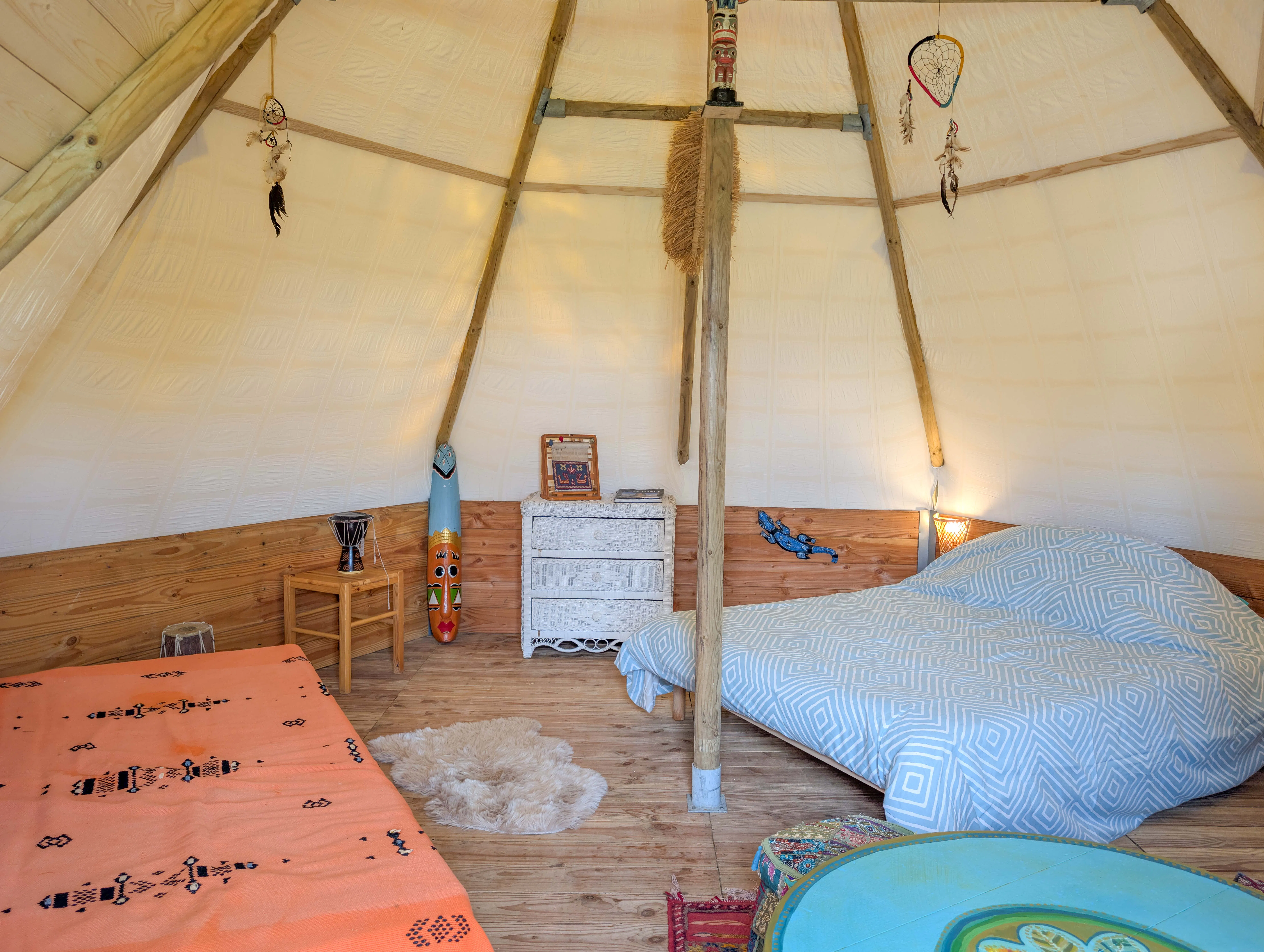 Au-Bonheur-Nomade - vue sur la chambre du Tipi Trappeur