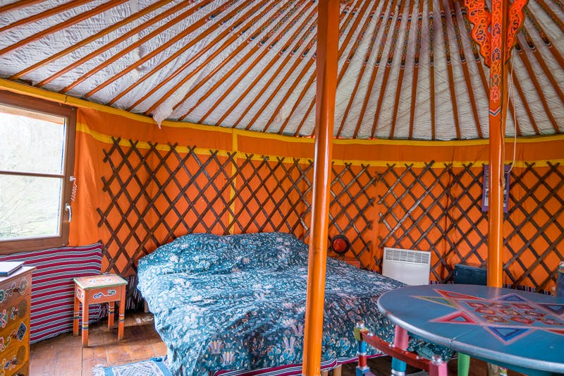 Au-Bonheur-Nomade-Yourte-Orange-28m²-Intérieur-Vacances-insolites-famille-1