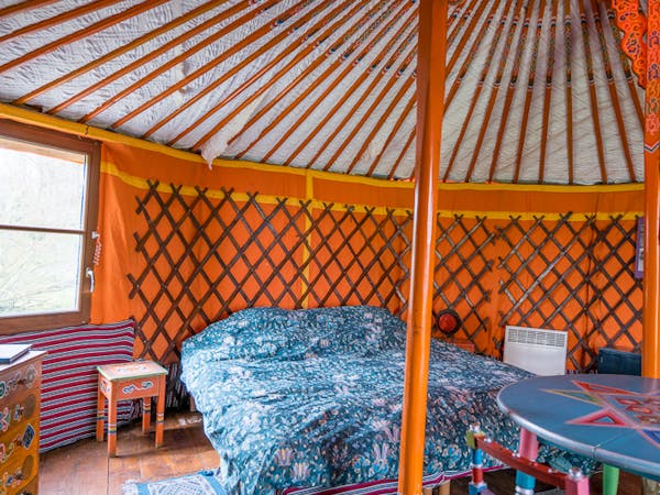 Au-Bonheur-Nomade-Yourte-Orange-28m²-Intérieur-Vacances-insolites-famille-1