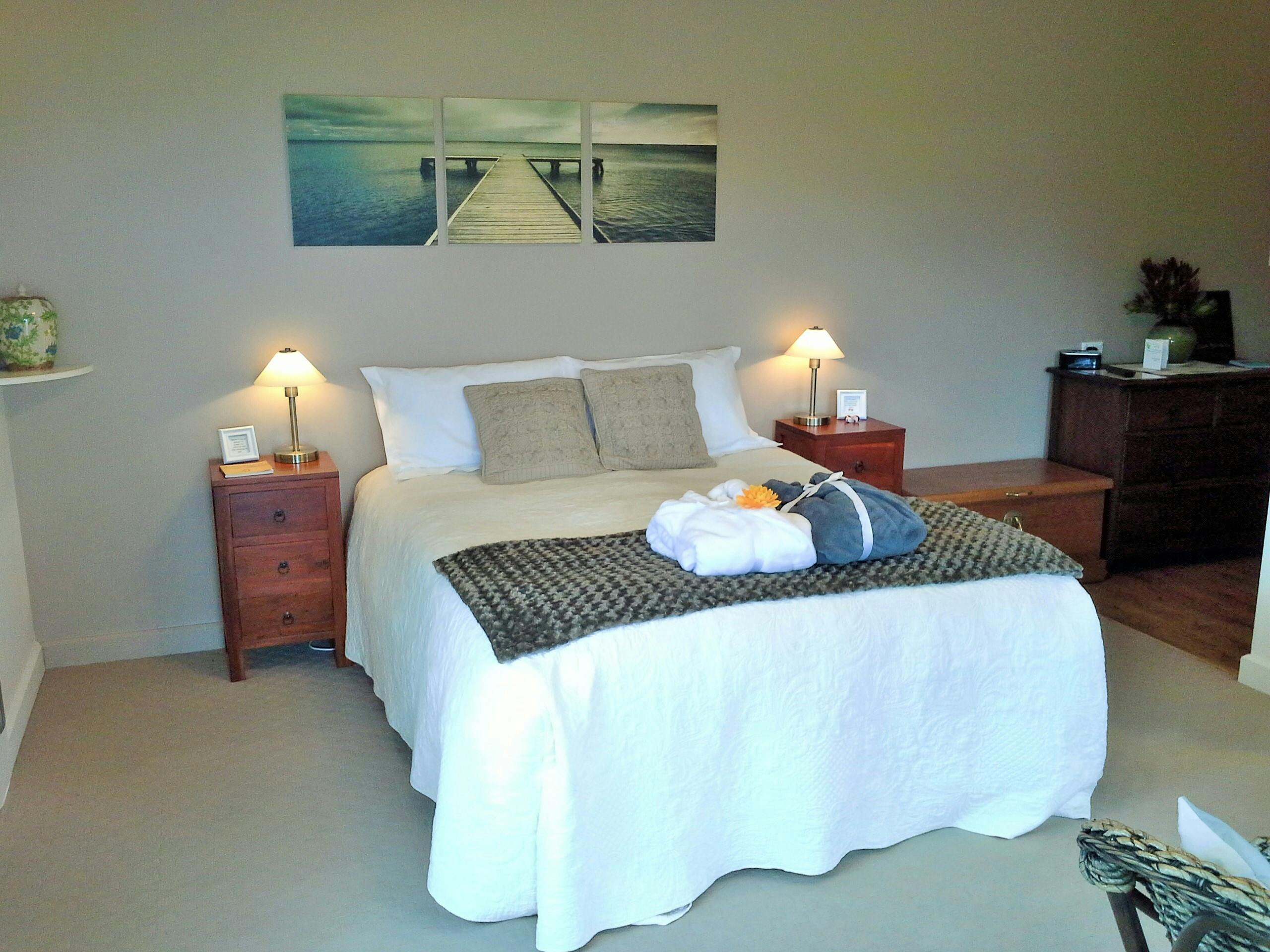 River Room Queen Bed hillsidebedandbreakfasthuonvalley.com