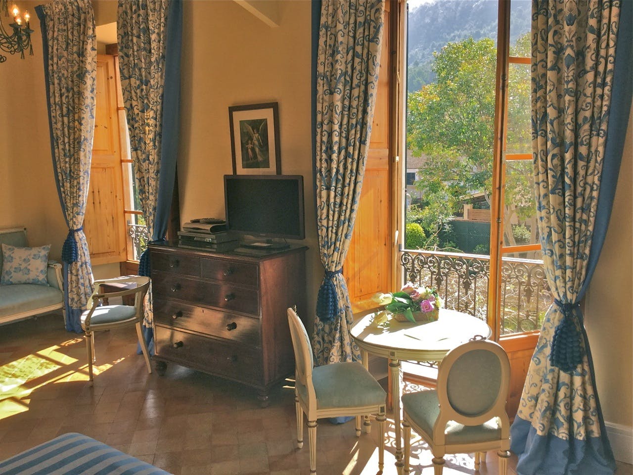 The sunlight streaming through the windows of the Sol Junior Suite