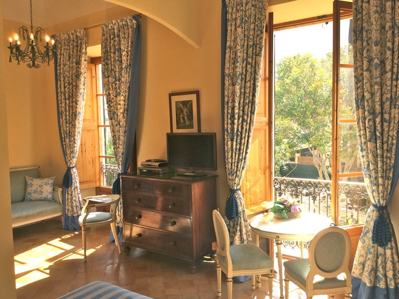 The sunlight streaming through the windows of the Sol Junior Suite