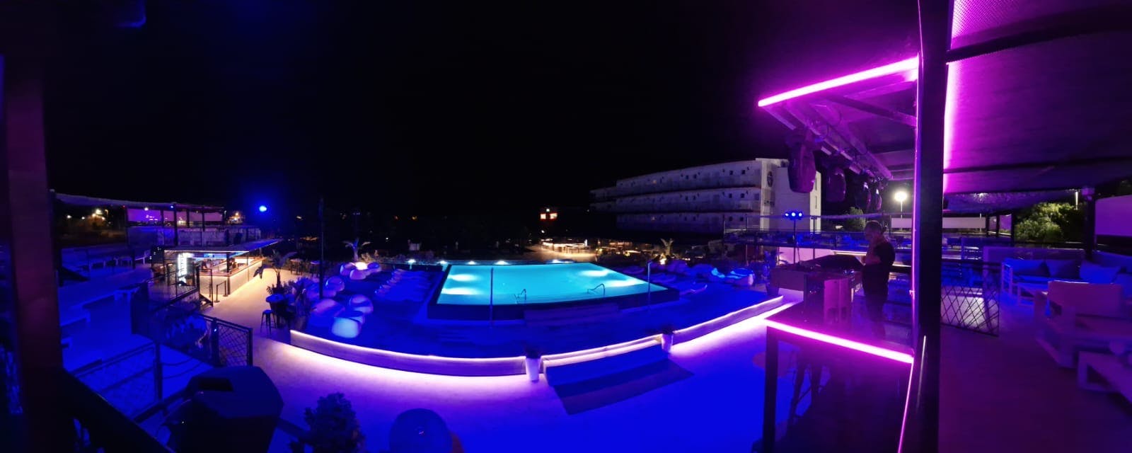 Club al aire libre para pasarlo bien un sábado noche.