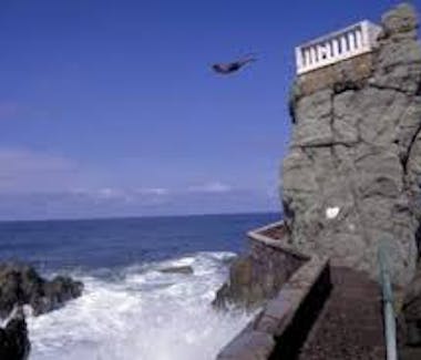 Cliff Divers Olas Altas