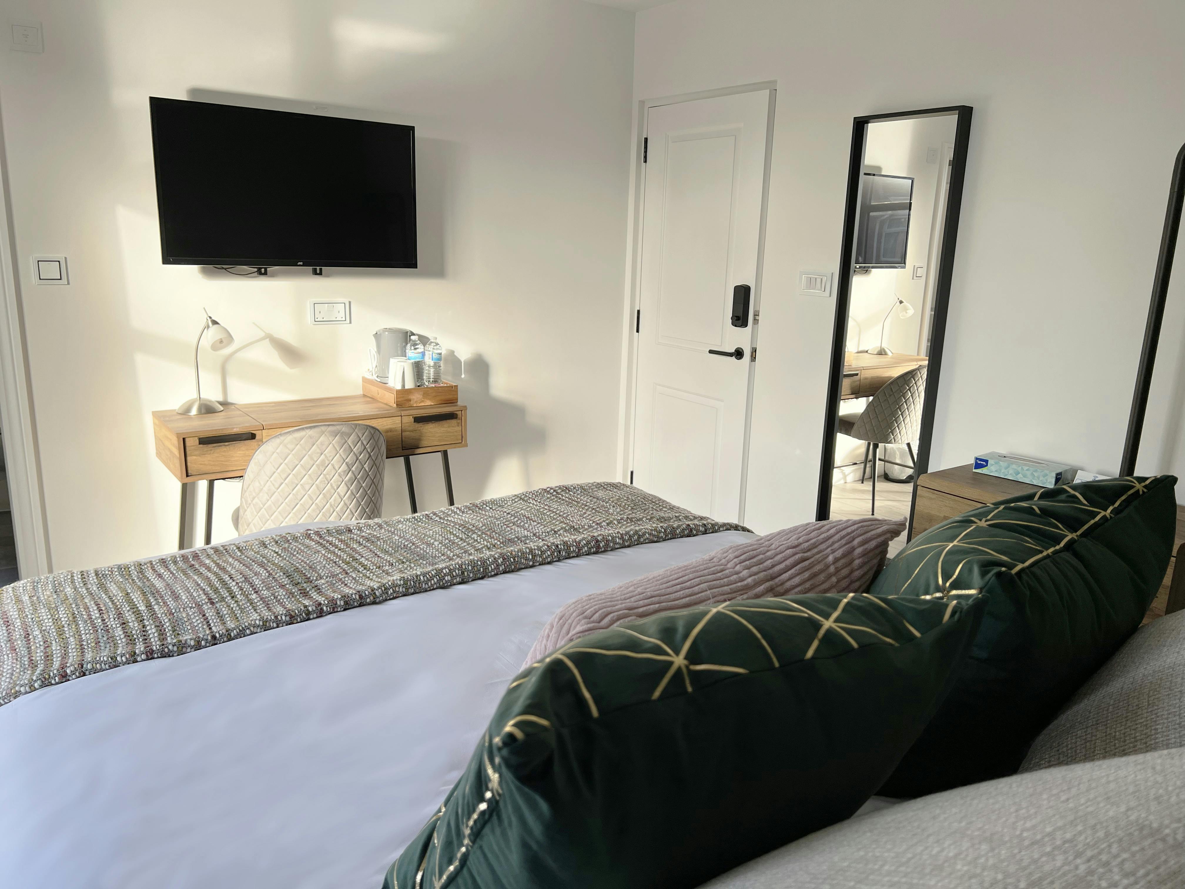 United Home B&B guest bedroom Victoria Peak Room