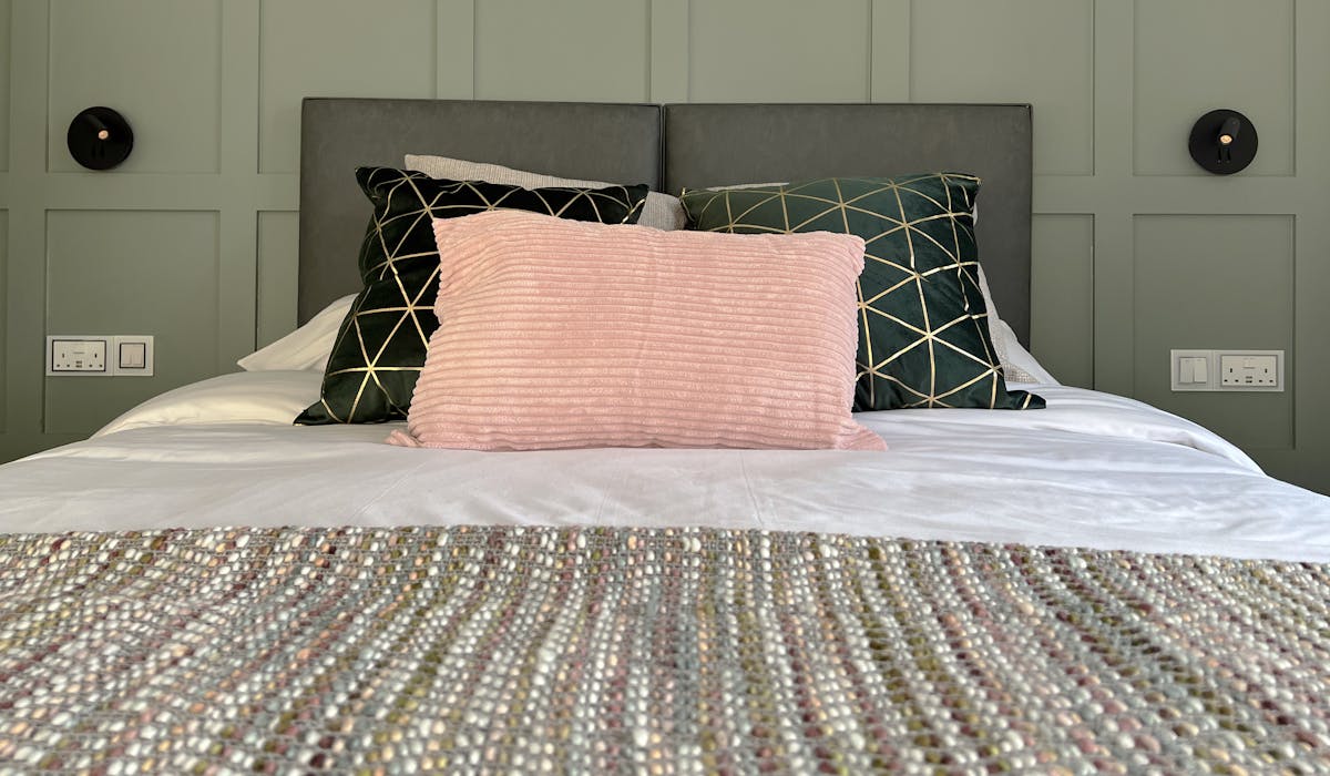 United Home B&B guest bedroom Victoria Peak Room