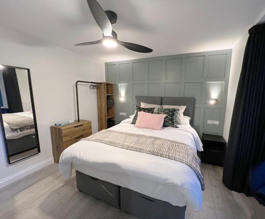 United Home B&B guest bedroom Victoria Peak Room