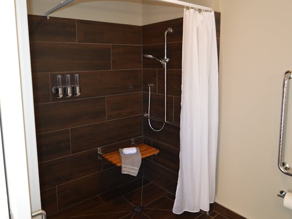 Deluxe Queen Studio Room Accessible Ensuite