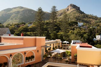 Disfruta de una hermosa vista al Cerro de la Bufa desde nuestras elegantes suites,