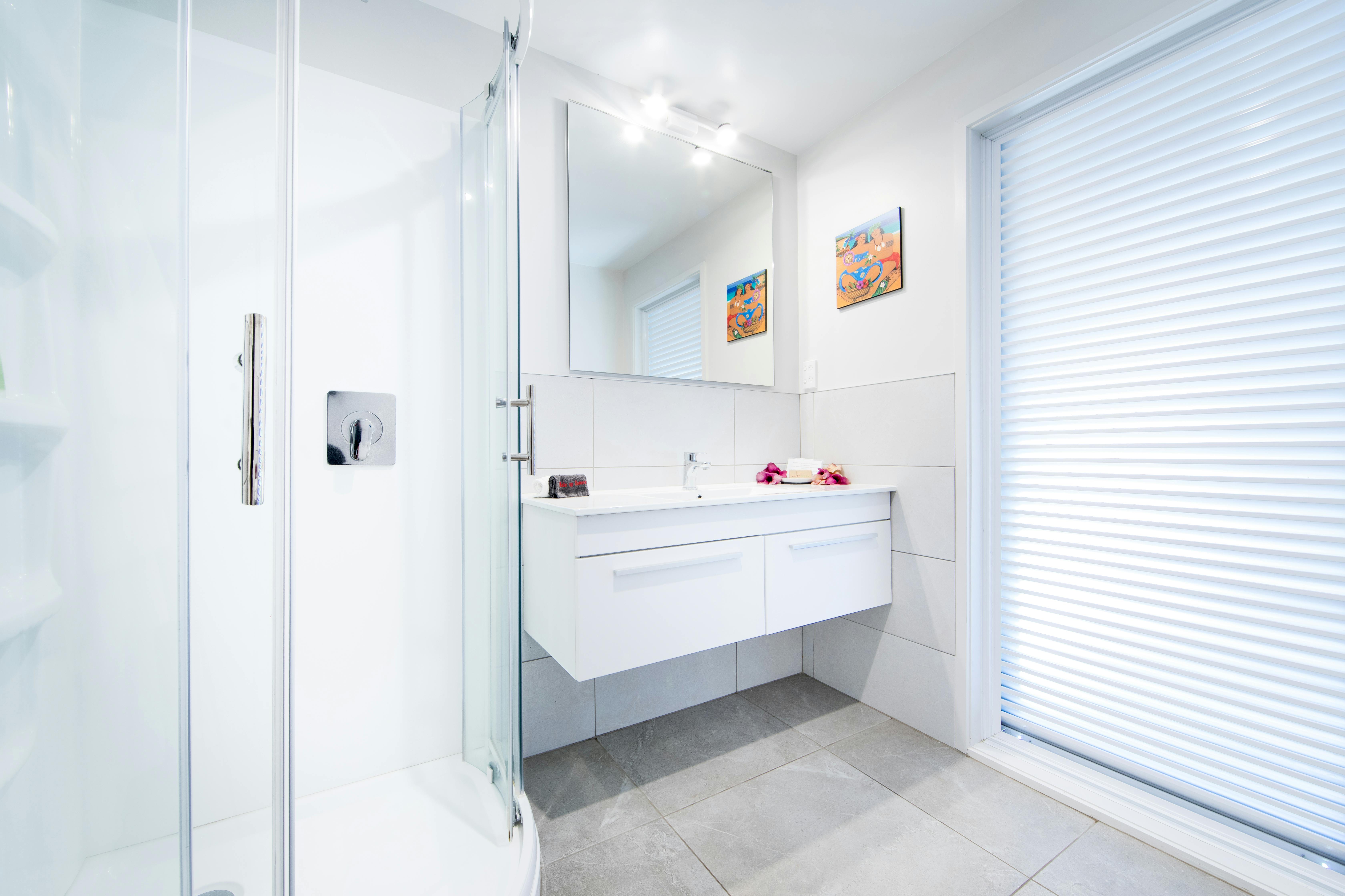 2 Bedroom/1 Level Main Bathroom