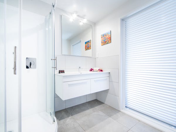 2 Bedroom/1 Level Main Bathroom