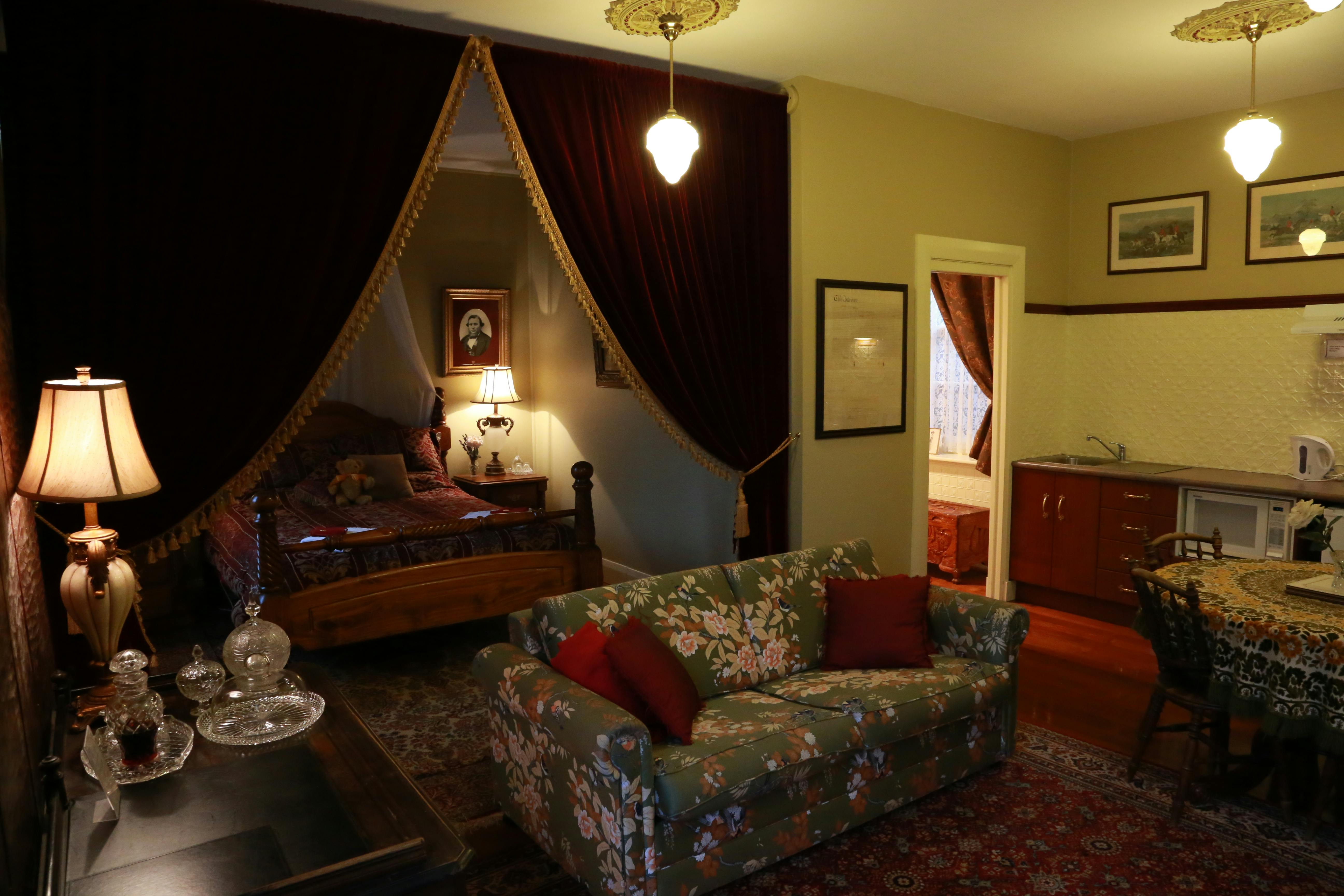 Historic Blakes Manor Heritage Accommodation. Affordable luxury and comfort close to hundreds of Tasmanias attractions