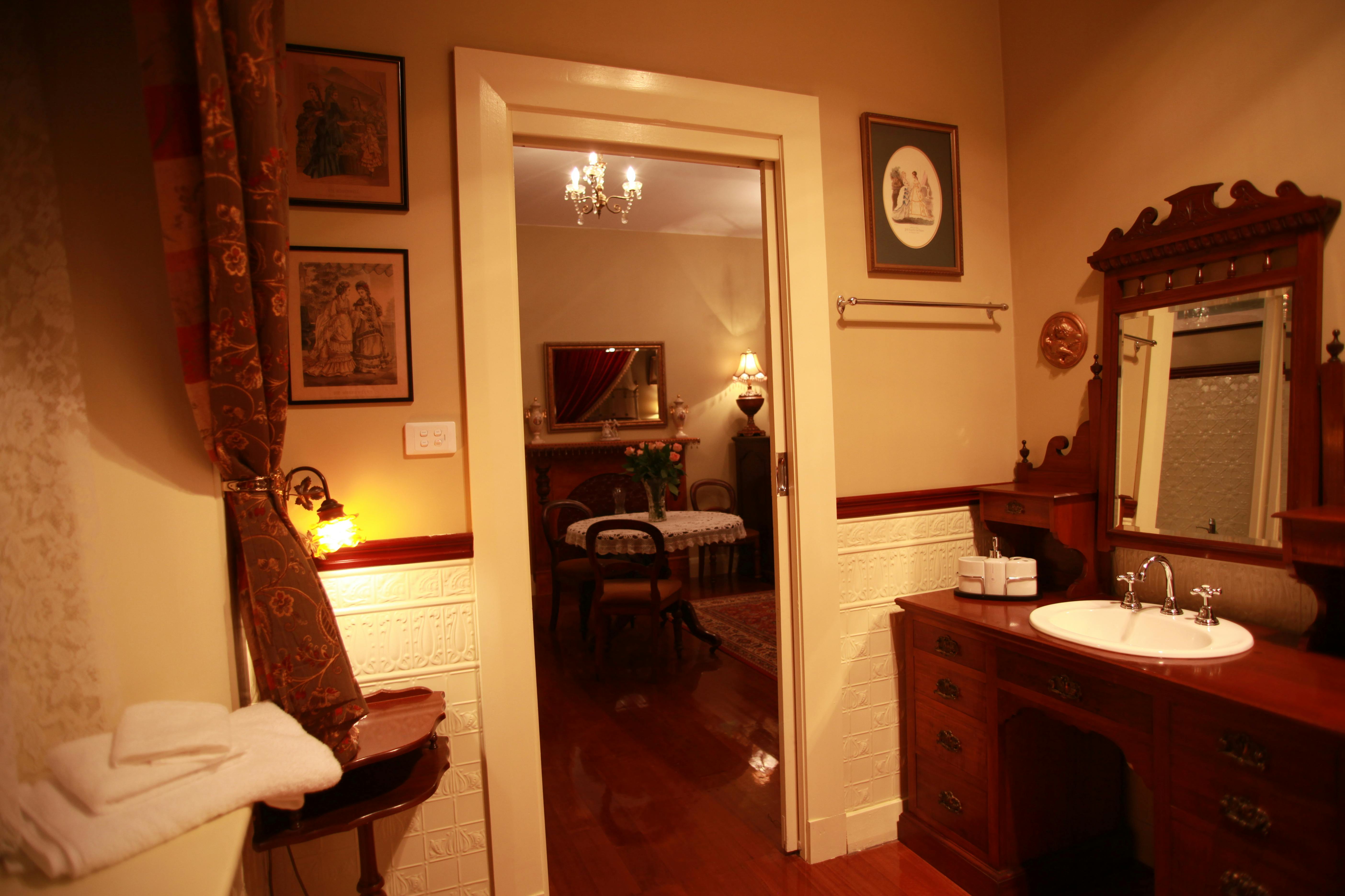 Historic Blakes Manor Heritage Accommodation. Affordable luxury and comfort close to hundreds of Tasmanias attractions