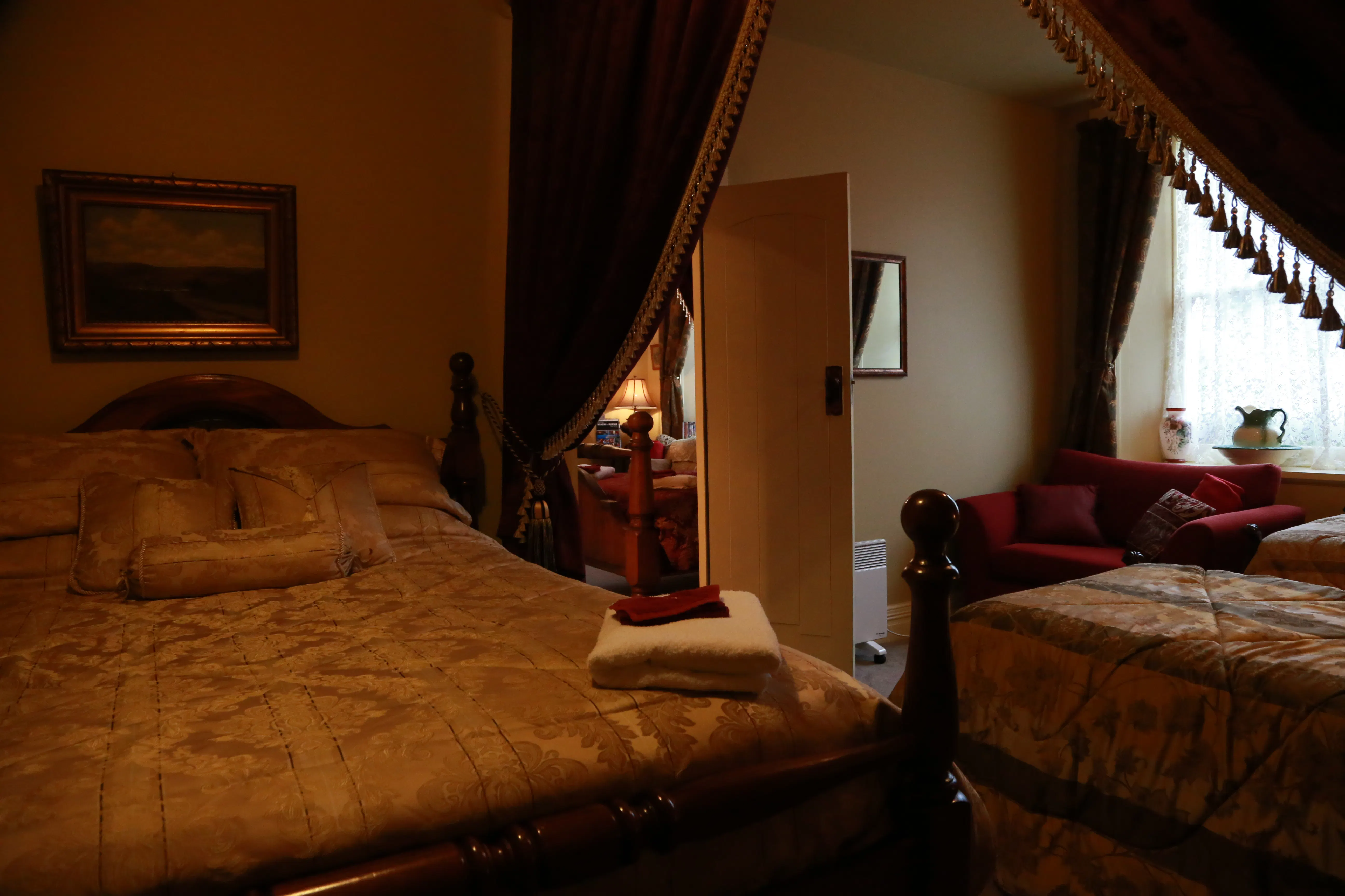 Historic Blakes Manor Heritage Accommodation. Affordable luxury and comfort close to hundreds of Tasmanias attractions
